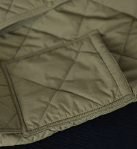 Beige gesteppte Jacke mit Tasche, Outdoor-Bekleidung, warm, stilvoll, Herbstmode.