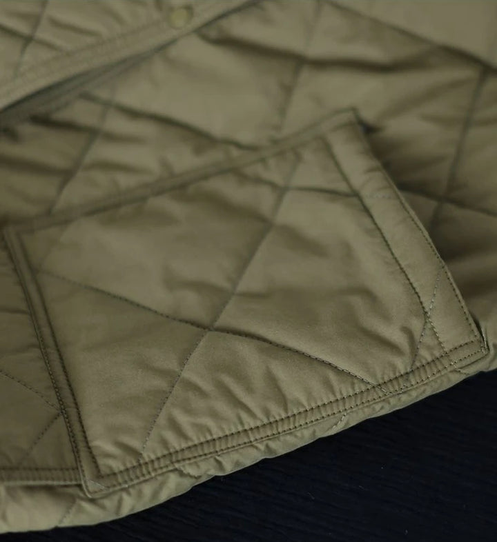 Beige gesteppte Jacke mit Tasche, Outdoor-Bekleidung, warm, stilvoll, Herbstmode.