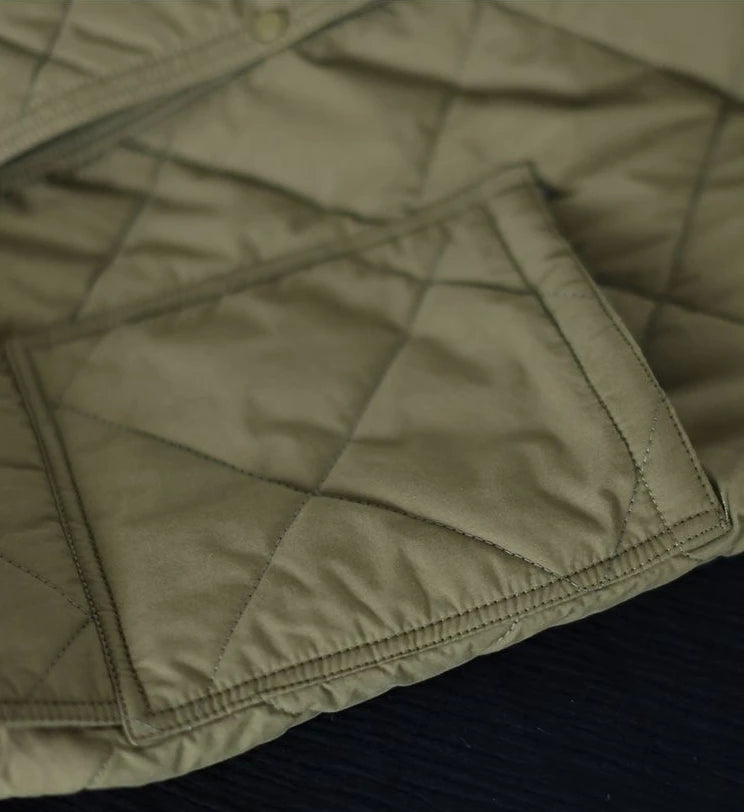 Beige gesteppte Jacke mit Tasche, Outdoor-Bekleidung, warm, stilvoll, Herbstmode.