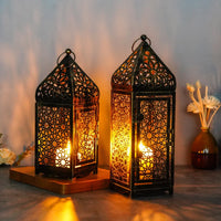 Zwei orientalische Laternen aus Metall mit Kerzenlicht, dekorativ, Vintage-Stil, Wohnzimmer.