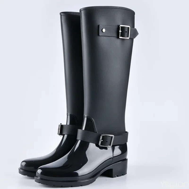 Damen Regenstiefel hoch wasserdicht mit Schnallen & Blockabsatz – Elenya