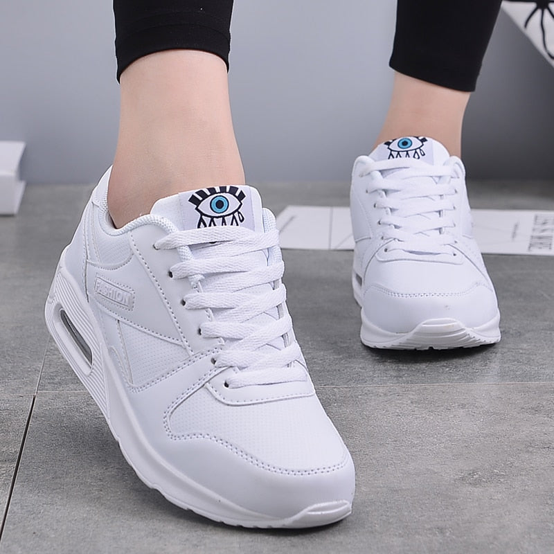 Weiße Damen-Sneaker mit Augen-Design, atmungsaktiv, modisch, ideal für Freizeitkleidung.