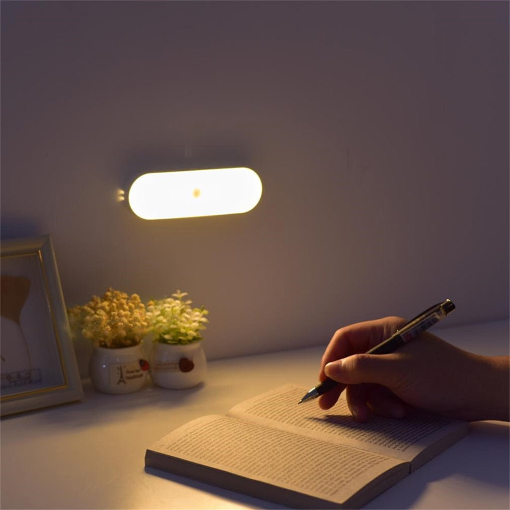 LED-Nachtlicht an Wand, warmweiß, ideal zum Lesen, energiesparend, modernes Design.