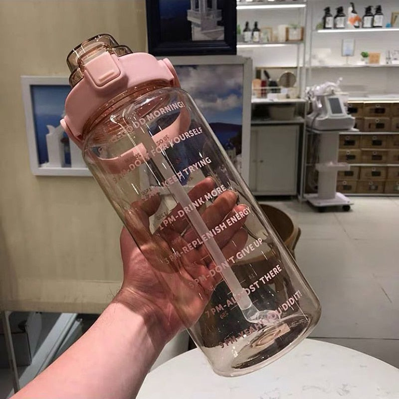 Transparente Wasserflasche mit rosa Deckel, Motivationssprüche, 2-Liter-Kapazität, BPA-frei.