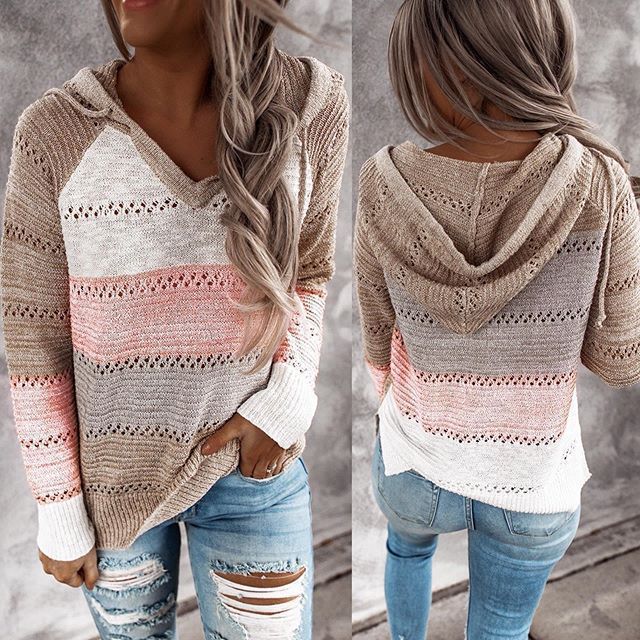 Frau in gestreiftem Strickpullover mit Kapuze, beige-rosa, zerrissene Jeans, lässige Mode.