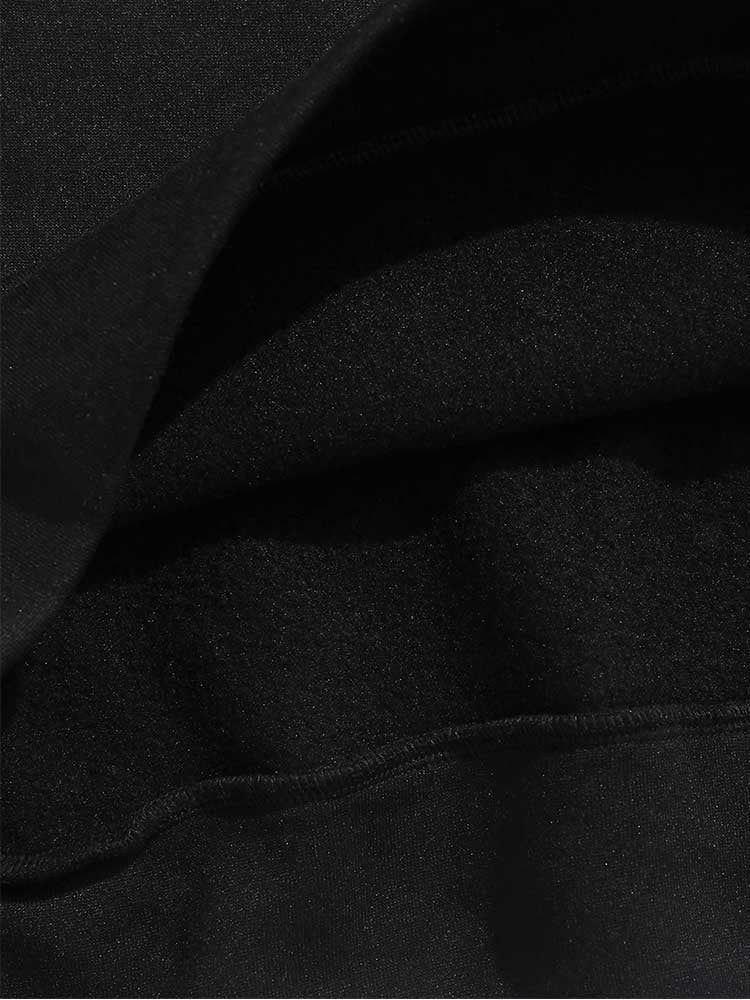 Schwarzer Baumwollstoff, Nahaufnahme, weiche Textur, ideal für Bekleidung und Handwerk.