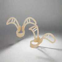 Abstrakte Skulptur aus hellem Holz, geschwungene Formen, modernes Design, Kunstobjekt.