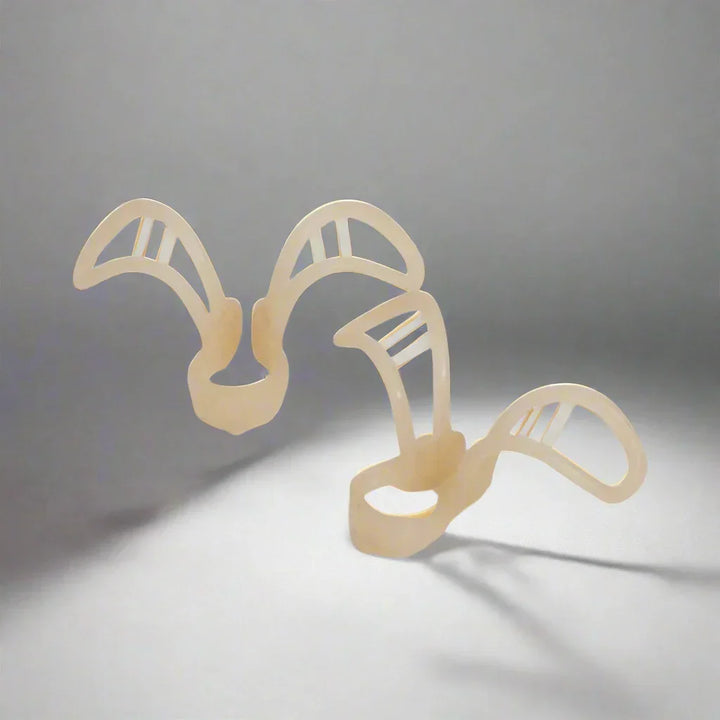 Abstrakte Skulptur aus hellem Holz, geschwungene Formen, modernes Design, Kunstobjekt.