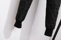 Schwarze gesteppte Jogginghose, elastische Bündchen, sportlich, bequem, Herrenmode.