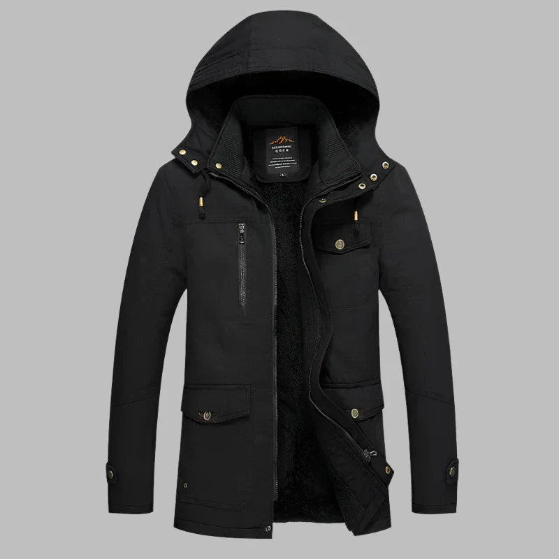 Schwarze Herren-Winterjacke mit Kapuze, Reißverschluss und Taschen, warm gefüttert.