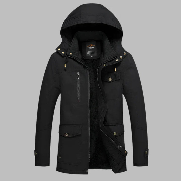 Schwarze Herren-Winterjacke mit Kapuze, Reißverschluss und Taschen, warm gefüttert.
