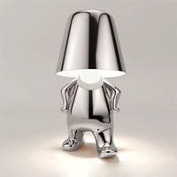 Silberne Designer-Tischlampe in Form einer Figur, modernes Interieur, stilvolle Beleuchtung.
