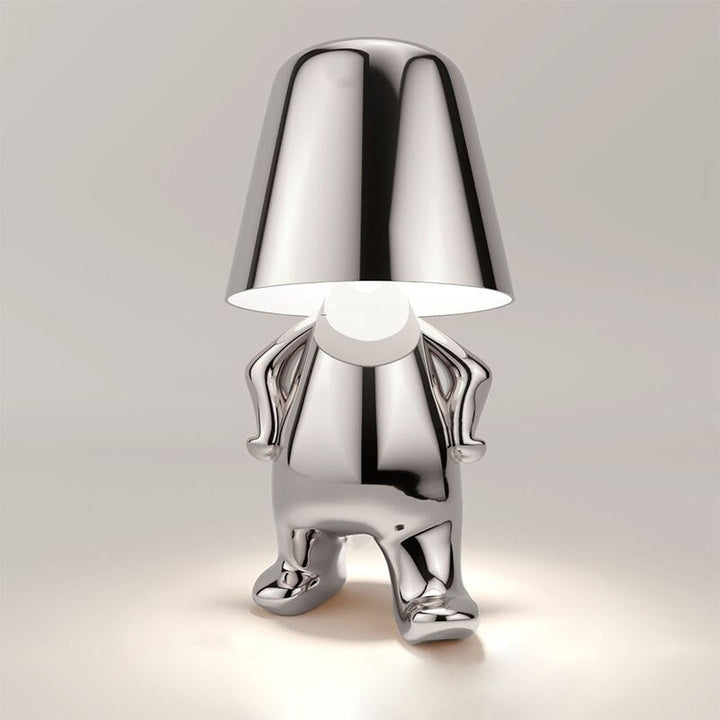 Silberne Designer-Tischlampe in Form einer Figur, modernes Interieur, stilvolle Beleuchtung.