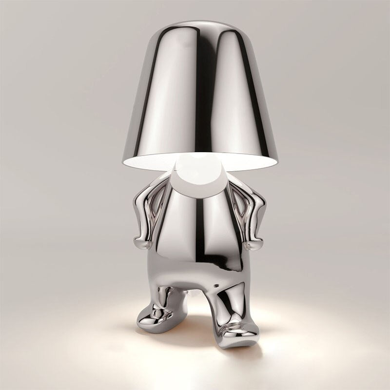 Silberne Designer-Tischlampe in Form einer Figur, modernes Interieur, stilvolle Beleuchtung.
