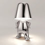 Silberne Designer-Tischlampe in Form einer Figur, modernes Interieur, stilvolle Beleuchtung.