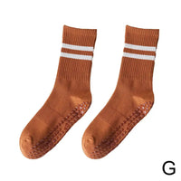 Braune rutschfeste Socken mit weißen Streifen, ideal für Sport und Freizeit.