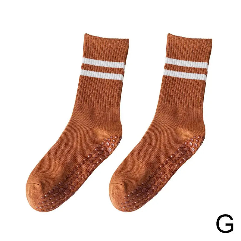 Braune rutschfeste Socken mit weißen Streifen, ideal für Sport und Freizeit.