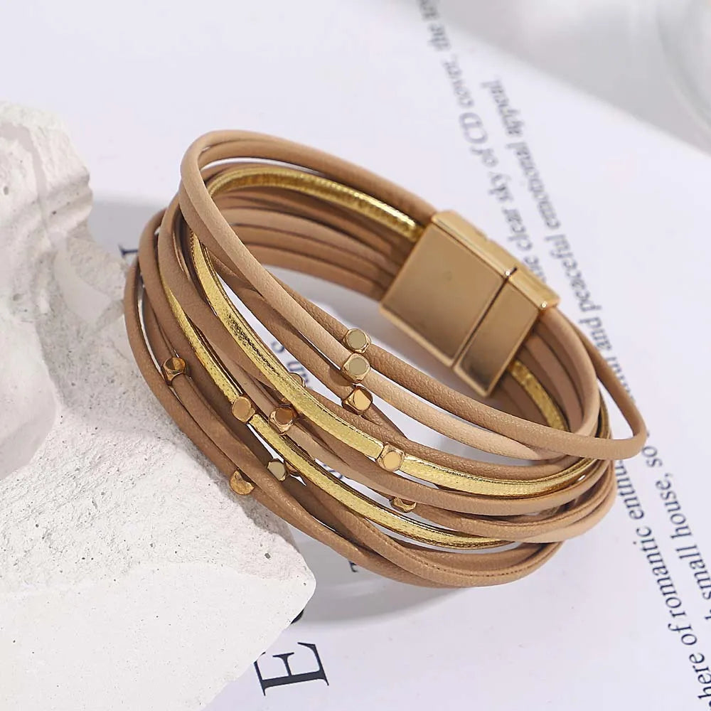 Beiges Lederarmband mit goldenen Akzenten, mehrlagig, modisch, Damenaccessoire.