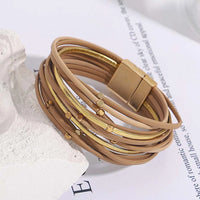 Beiges Lederarmband mit goldenen Akzenten, mehrlagig, modisch, Damenaccessoire.