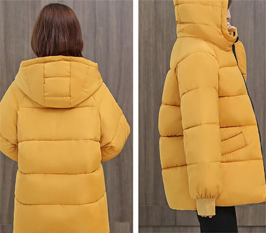 Gelbe Damen-Daunenjacke mit Kapuze, warm, modisch, Winterbekleidung, seitliche Ansicht.