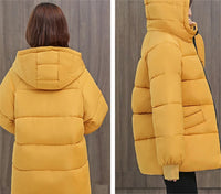 Gelbe Damen-Daunenjacke mit Kapuze, warm, modisch, Winterbekleidung, seitliche Ansicht.