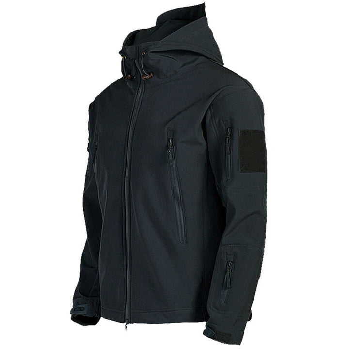 Schwarze Softshell-Jacke mit Kapuze, wasserabweisend, winddicht, Outdoor-Bekleidung.