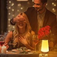 Paar beim romantischen Abendessen, Mann mit Rosen, Frau überrascht, Kerzenlicht, Weingläser.