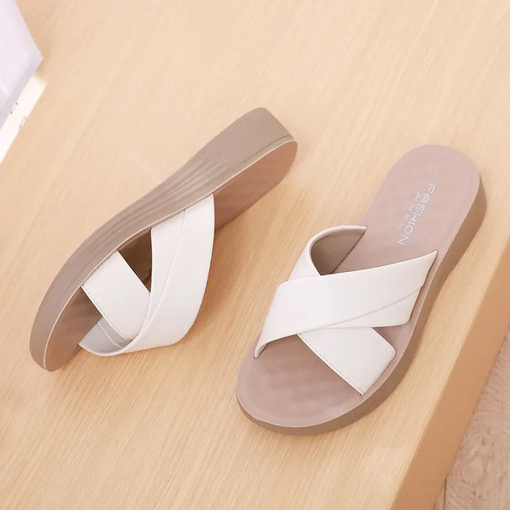 Damen Wedge-Slipper aus Lederimitat mit offener Zehenpartie – Cassy
