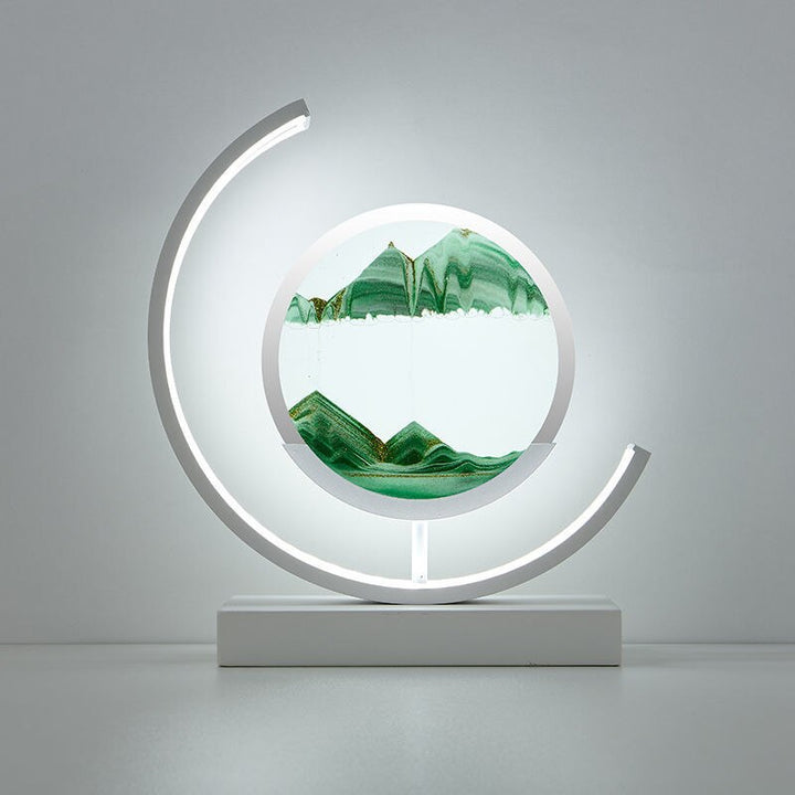 Moderne LED-Tischlampe mit grünem Sandkunst-Design, weißem Rahmen, ideal für Wohnzimmer.