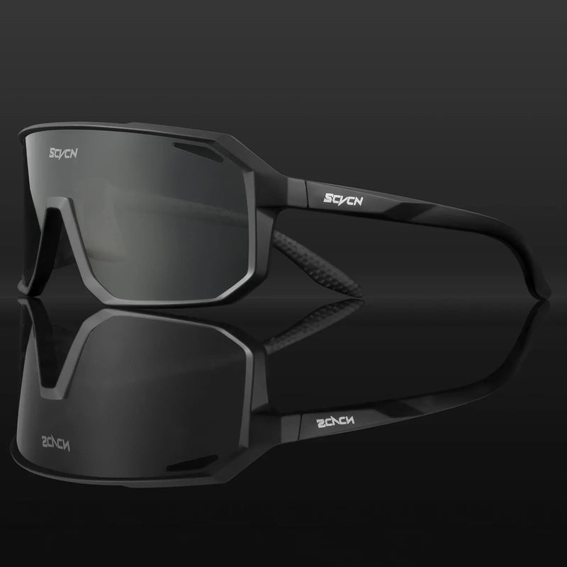 Schwarze Sportsonnenbrille mit polarisierten Gläsern, aerodynamisches Design, UV-Schutz.