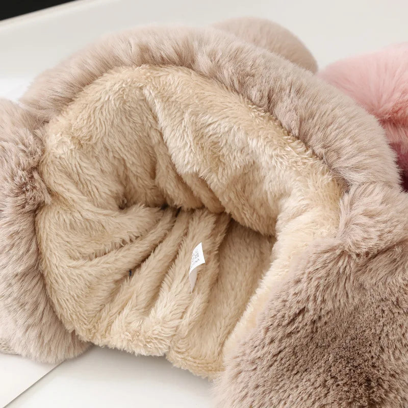 Kuscheliger, beiger Kunstpelz-Schal, weich und warm, ideal für kalte Wintertage.