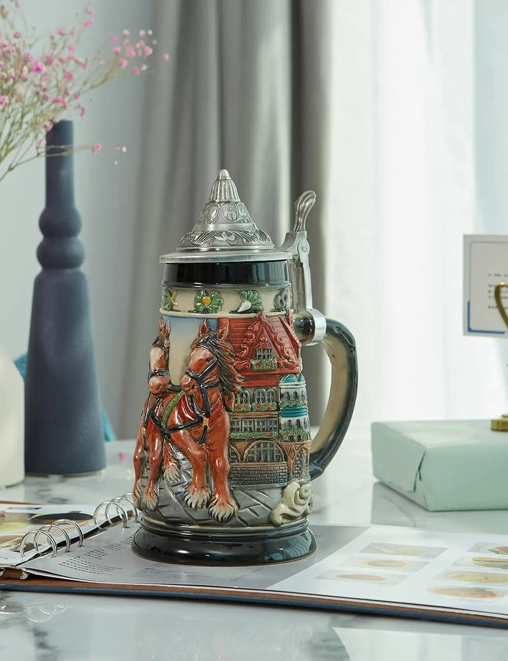 Bierkrug mit Relief & Zinndeckel (0,8 L) – GaudiKrug Oktoberfest 2025