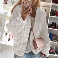 Frau in weißem Strickpullover, rosa Handtasche, Spiegel-Selfie, modische Kleidung, modern.
