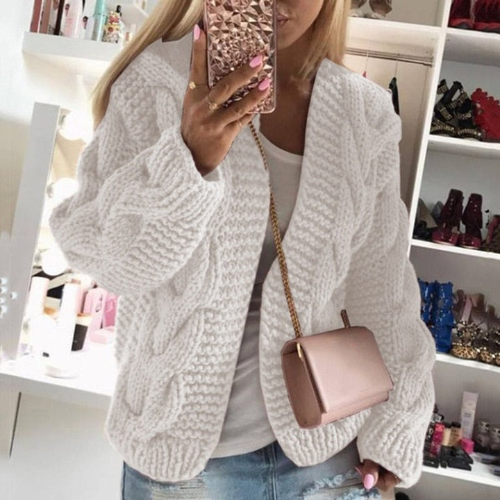 Frau in weißem Strickpullover, rosa Handtasche, Spiegel-Selfie, modische Kleidung, modern.
