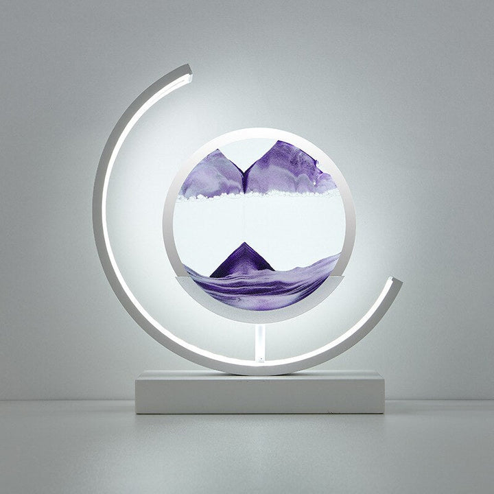 Moderne Sanduhr mit lila Sand, LED-Beleuchtung, dekorative Tischlampe, minimalistisches Design.