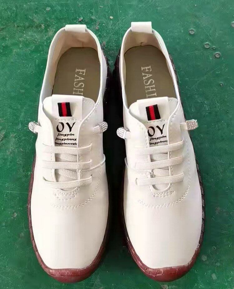 Weiße Sneaker mit roter Sohle, modisches Design, Herrenschuhe, lässig, sportlich.