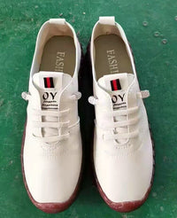 Weiße Sneaker mit roter Sohle, modisches Design, Herrenschuhe, lässig, sportlich.