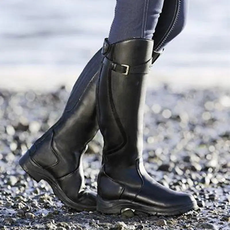 Schwarze Reitstiefel aus Leder, wasserdicht, robust, ideal für Outdoor-Aktivitäten.