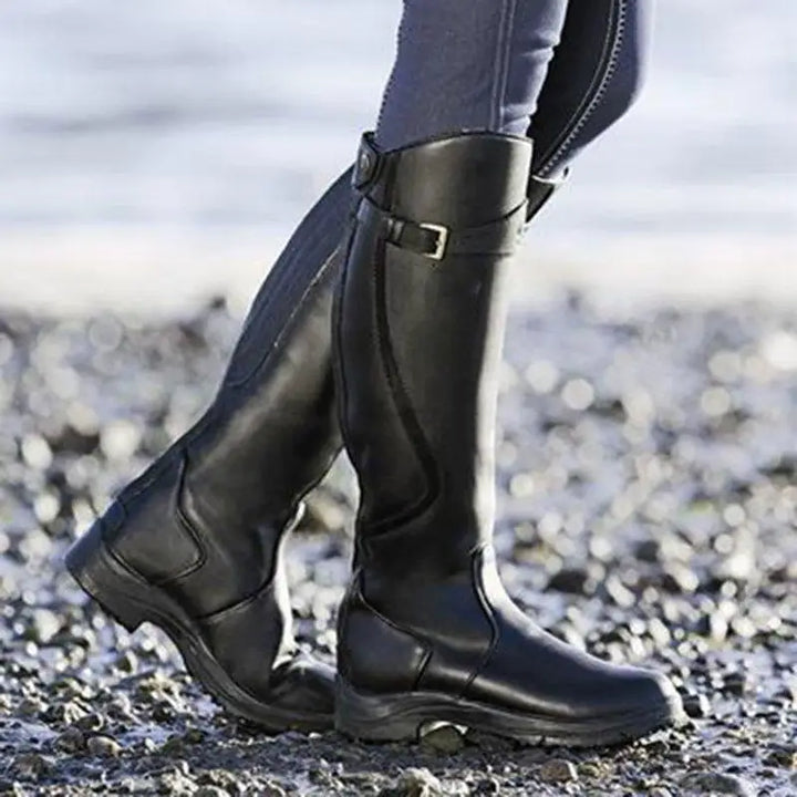 Schwarze Reitstiefel aus Leder, wasserdicht, robust, ideal für Outdoor-Aktivitäten.