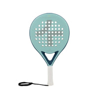 Hellblaues Padel-Tennisschläger mit Lochmuster, ergonomischem Griff und Handgelenkschlaufe.