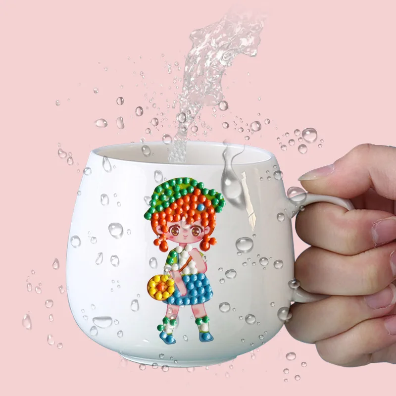 Weiße Keramiktasse mit buntem Cartoon-Mädchen-Design, Wasser wird eingegossen.