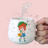 Weiße Keramiktasse mit buntem Cartoon-Mädchen-Design, Wasser wird eingegossen.