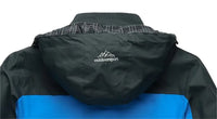 Blau-schwarze Outdoorjacke mit Kapuze, winddicht, wasserdicht, ideal für Wandern und Trekking.