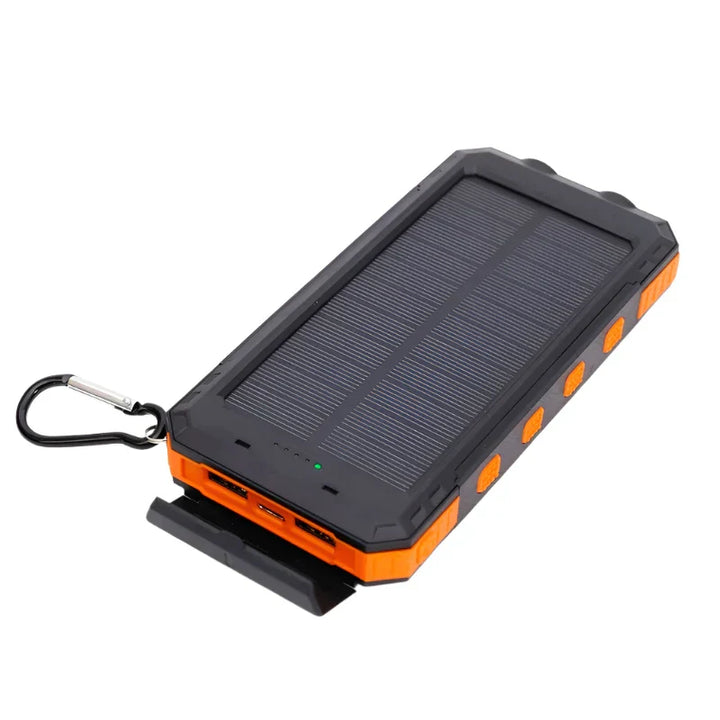 Solarbetriebene Powerbank, schwarz-orange, mit USB-Anschlüssen und Karabiner, tragbar.