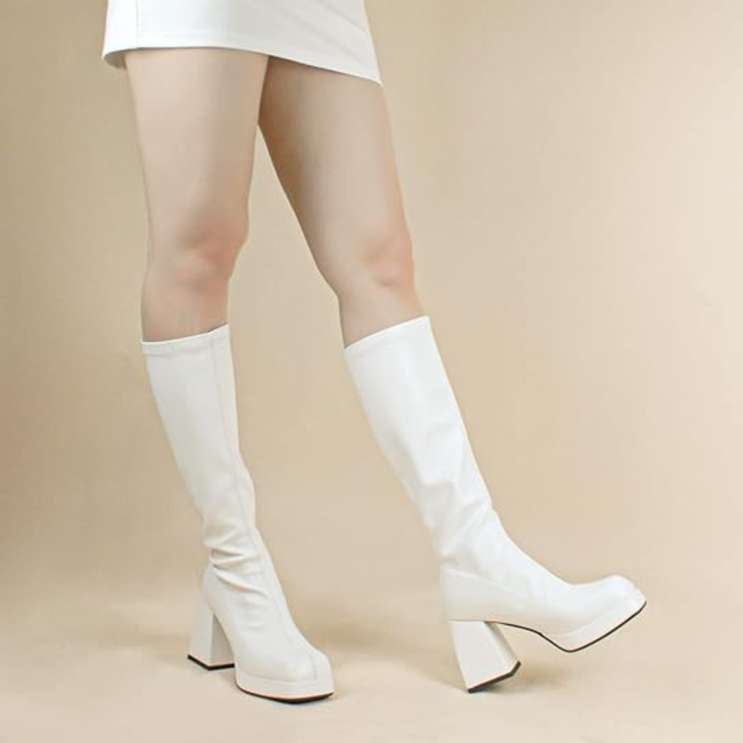 Weiße Damenstiefel mit Blockabsatz, knielang, modisch, aus Lederimitat.