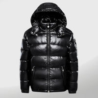 Schwarze Daunenjacke mit Kapuze, glänzend, warm, Wintermode, Herrenbekleidung.