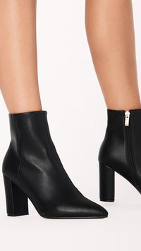 Schwarze Damen-Stiefeletten mit Absatz, Lederoptik, Reißverschluss, modisch, elegant.