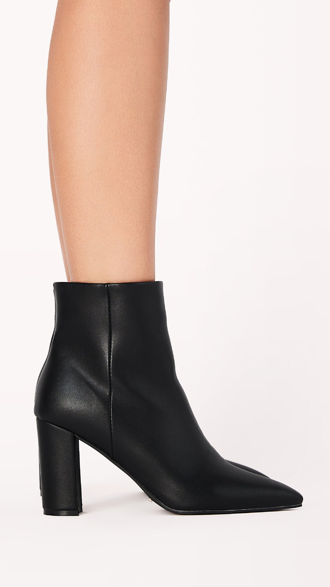 Schwarzer Damen-Stiefelette aus Leder mit Blockabsatz, elegantes Design, modische Herbstschuhe.