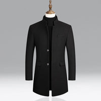 Schwarzer Herrenmantel, Stehkragen, Knopfleiste, elegantes Design, Wintermode, Herrenbekleidung.