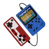 Blaue Retro-Handheld-Konsole mit rotem Controller, 8-Bit-Spiel, tragbar, nostalgisches Gaming.